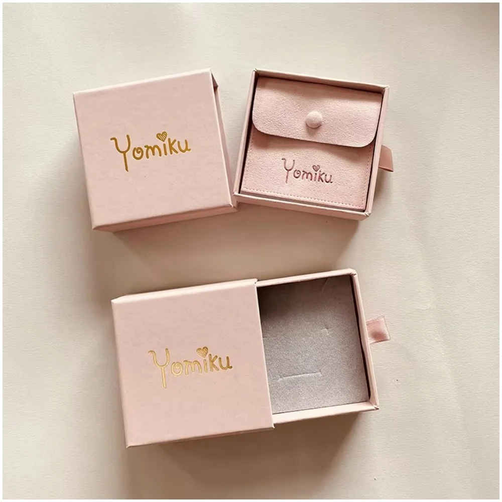 

50 шт. 9x9x2,5 см бежевая бумажная шкатулка для драгоценностей для колец, серег, браслета, подвески, ожерелья, индивидуальный логотип, свадебный ящик, раздвижные подарочные коробки