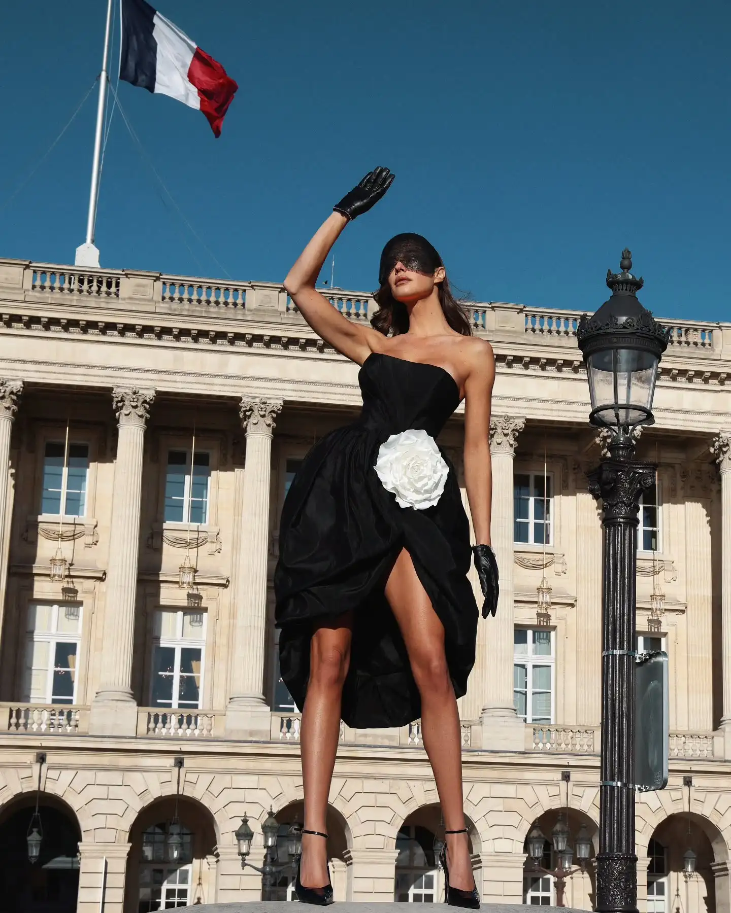 Luxury Black Strapless Satin Dress with 3D White Rose Applique, Asymmetrical High Slit Cocktail Gown for Party, Wedding Guest