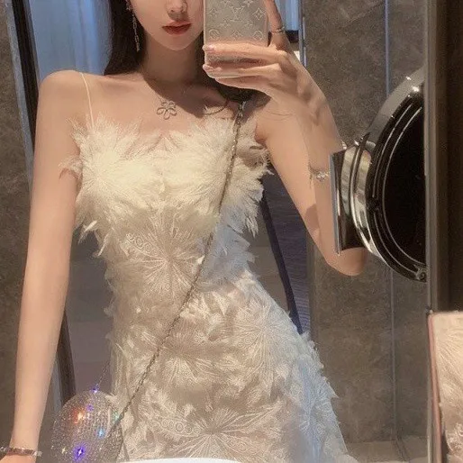 甘い妖精のようなレースのフェザーストラップドレス エレガントにデザインされたストリートスタイルのノースリーブボディコンドレス ビジネスや家庭用