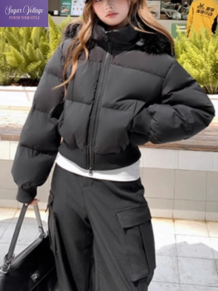 เสื้อแจ็คเก็ตพัฟเฟอร์มีฮู้ดสำหรับผู้หญิง ฤดูหนาว หนา อุ่น แบบสั้น มีปกขนสัตว์ ช่วงเอวเข้ารูป ผ้าพลัฌ สไตล์ลำลอง หวานๆ สตรีทแวร์ เสื้อคลุม