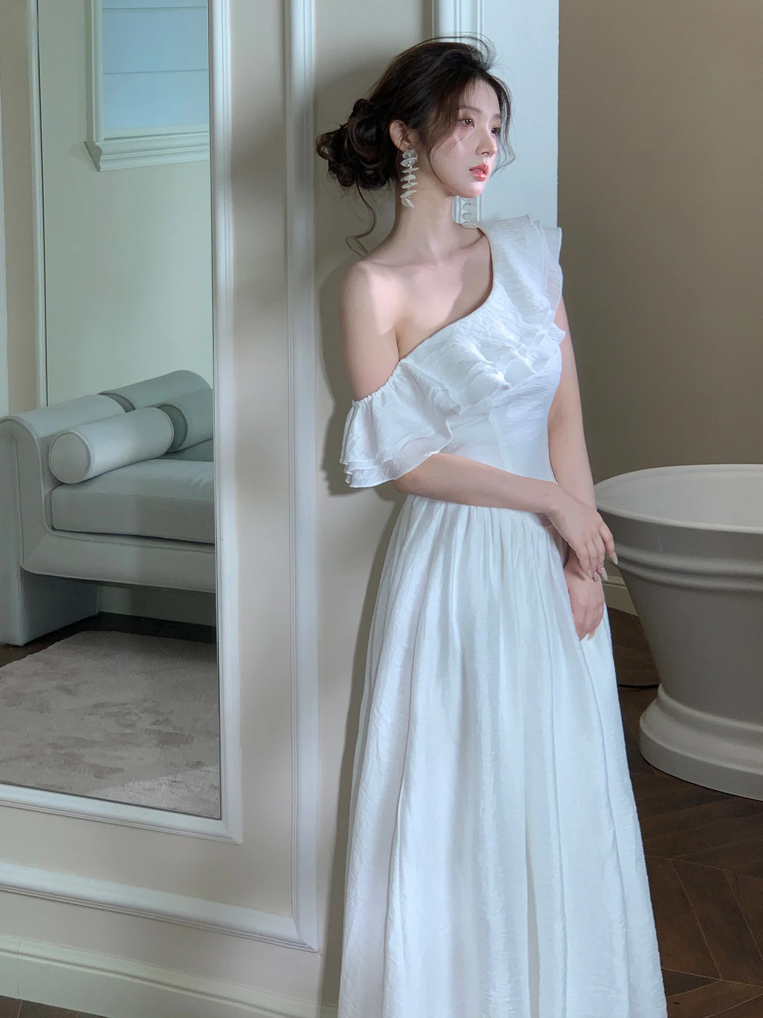 กระโปรงเอลีสลิมมิ่งไวท์ไฮไลท์ ดีไซน์ระบายไหล่แบบอ่อนโยน เหมาะสำหรับงานวันเกิด สไตล์ลำลอง เอวสูง ผลิตจากเส้นใยโพลีเอสเตอร์ สำหรับฤดูร้อน สไตล์เจ้าหญิง...