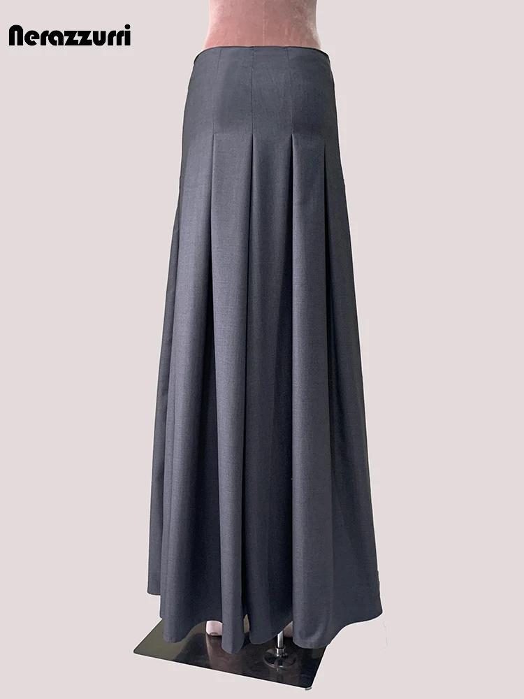 Mauroicardi Primavera Autunno Grigio Flowy Morbido Piano Lunghezza Gonna a pieghe Donna Vita alta Spacco laterale Chic Elegante Abiti di lusso 2025