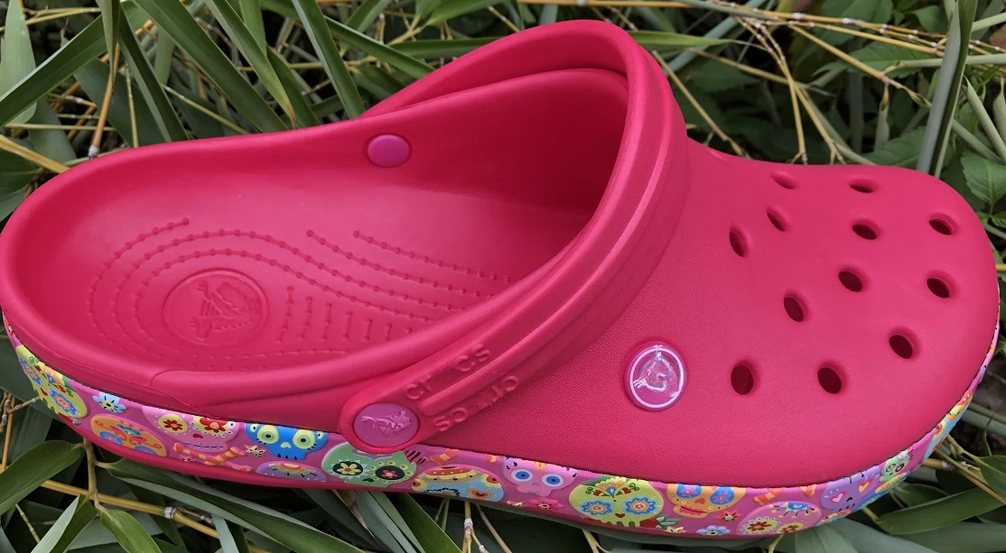 2025 Últimos zapatos Carloban con agujeros, zapatos planos de verano para mujer, zapatos de playa para parejas, zapatillas informales con punta cerrada para estudiantes