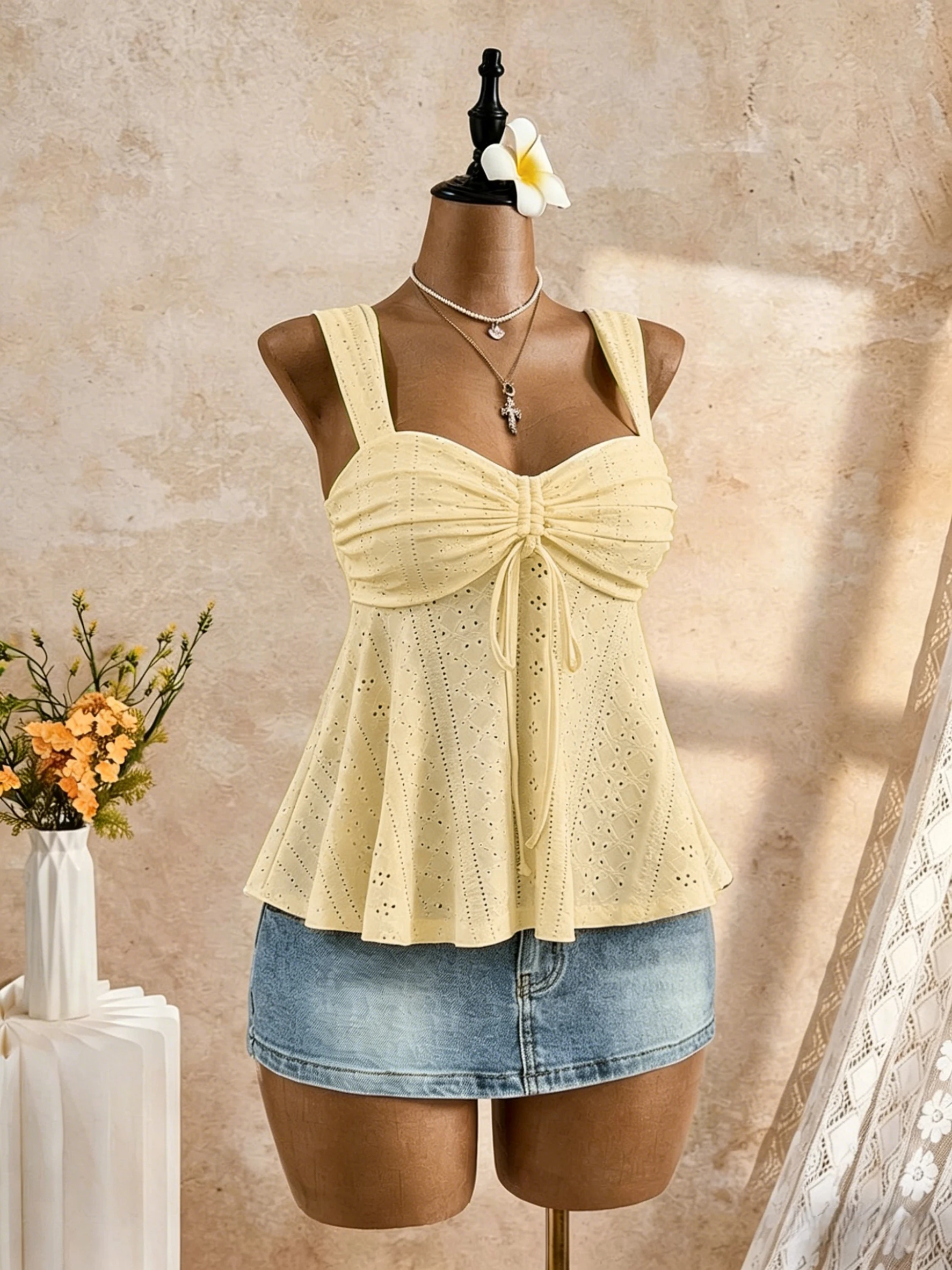 Damen-Cami-Top aus weißer Spitze mit Ösen, lässiges, gerafftes Peplum-Camisole-Top mit Bindedetail vorne – Detail 1