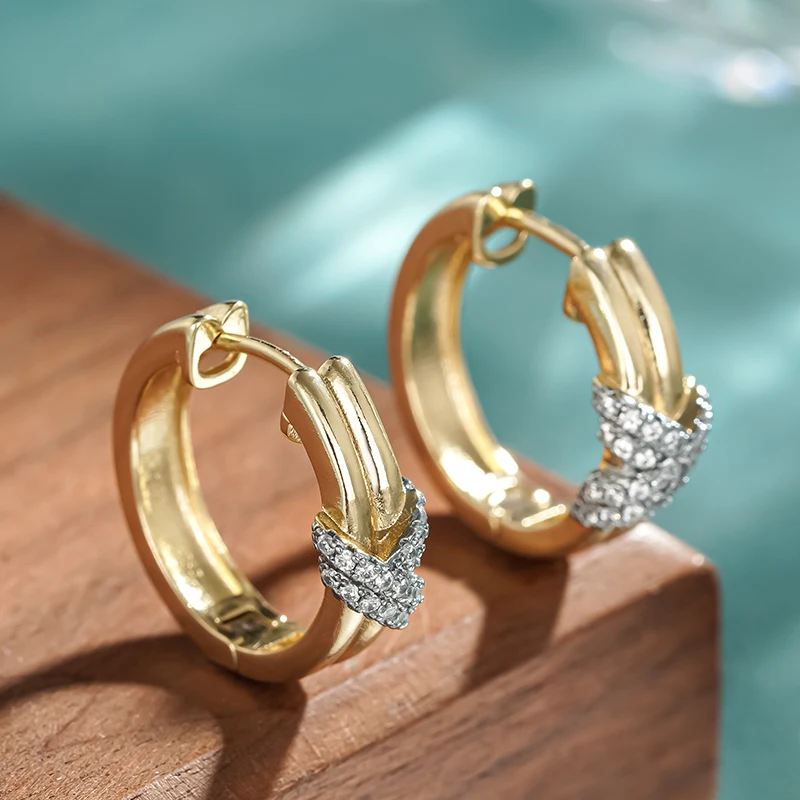 Huitan Luxus Damen Zweifarbige Creolen mit Kreuzdesign, Modische Accessoires für zarte Hochzeiten und den Alltag, mit glänzenden Zirkonia-Steinen besetzt
