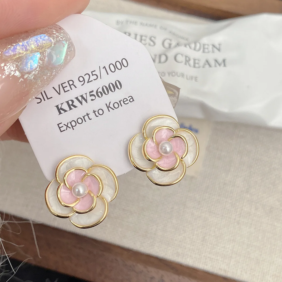 Exquisite Simple Double-layer Three-dimensional Camellia Earrings Pearlescent Glaze Retro All-match Female Gentle Ear Clip 2024