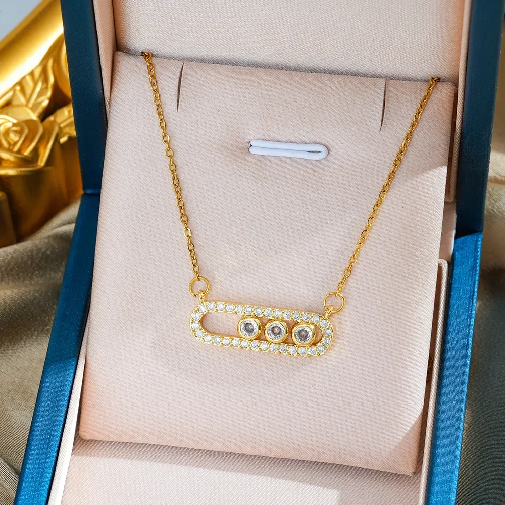 

A woman's personalized, fashionable and simple Masica titanium steel necklace set with three diamonds
