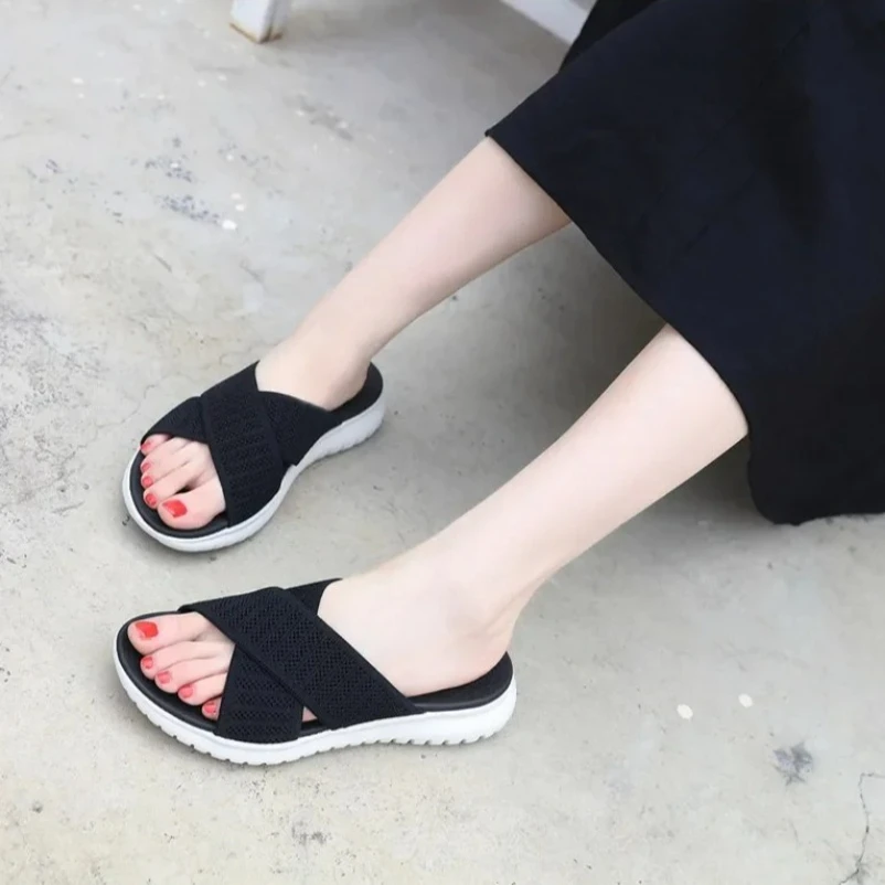 

Брендовые женские летние модные шлепанцы на танкетке 2025 года, тапочки с перекрестными ремешками, пляжная повседневная нарядная обувь на платформе, уличная обувь