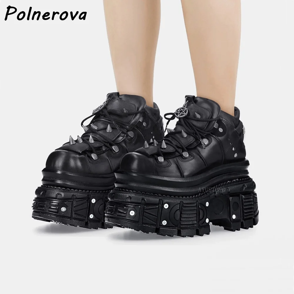 

Женские кожаные туфли-танкетки на толстой подошве с металлическими заклепками, круглым носком, в стиле дарк-панк, с перекрестной шнуровкой и металлическими элементами, увеличивающие рост