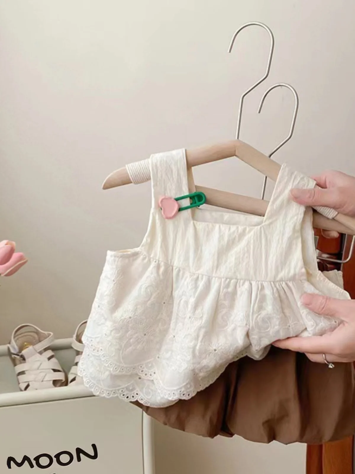 

Girls Embroidered Doll Top And Bloomer Pants Two Piece Set Summer New Sle Street Faion Baby Girl Outfit Silk Material