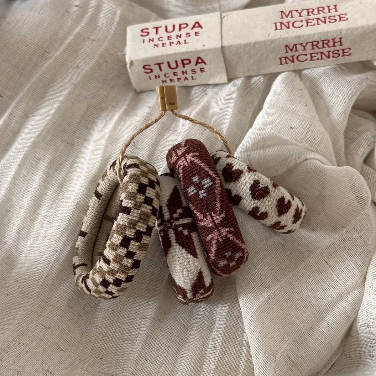 

1 набор из 4 жаккардовых резинок для волос, базовые резинки для волос для девочек, простые резинки для волос, высококачественные модные резинки для волос, аксессуары для волос, которые не повреждают волосы, стильные ретро высококачественные резинки для во