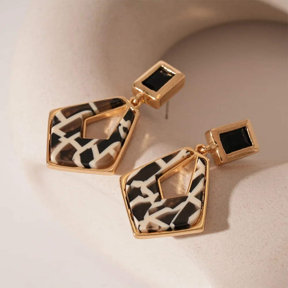 Korean Fashion Black White Geometric Rhombus Acetate Drop Earrings for Women Retro Statement Earrings Daily Office Wear Jewelry