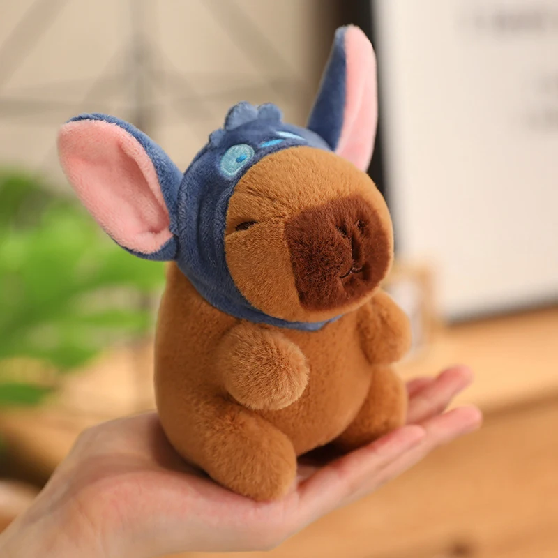 Kopfbedeckung Capybara mit Pikachu Hut Stich Luzifer Katze Hut Plüschtier Kuscheltiere Capybara Puppe Mädchen Tasche Anhänger Weihnachtsgeschenke