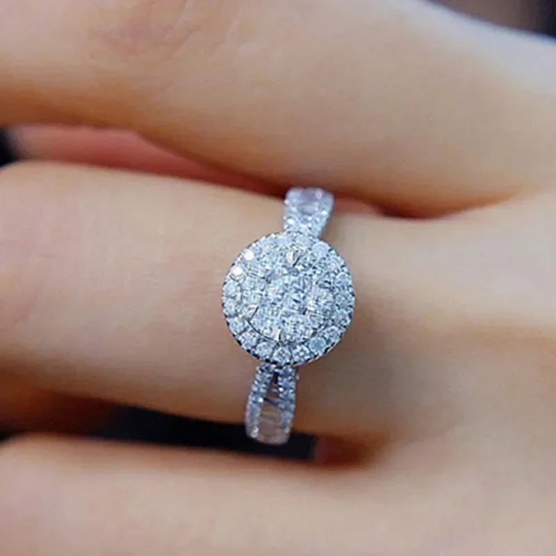 

2025 New European and American Round Ring Women's Micro Inlaid Zircon Shining Fashion Elegant Engagement Jewelry Accessories