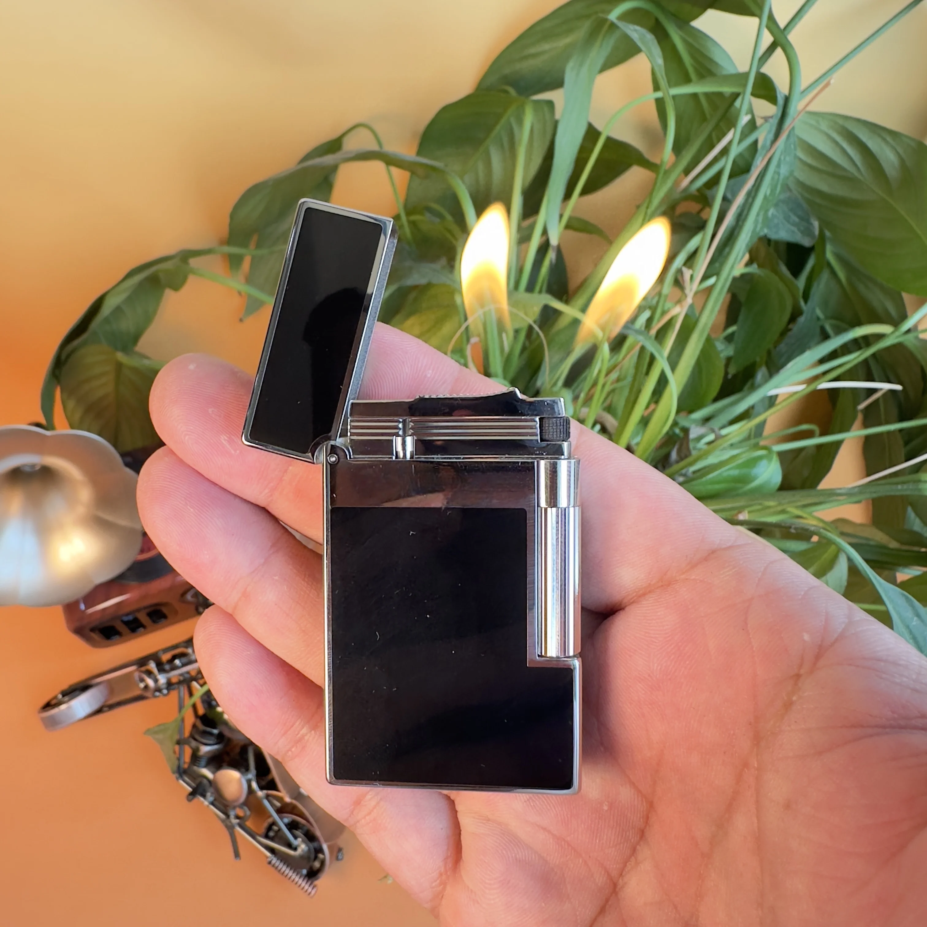 

This high-end custom lighter features an inflatable design, resin coating, and comes with a set of custom accessories.