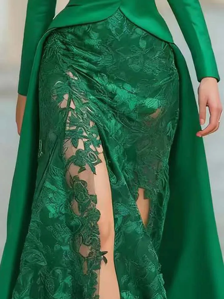 

Элегантный осенний комплект: кружевной топ с V-образным вырезом и принтом, асимметричный топ на пуговицах и длинная юбка А-силуэта на бретельках.