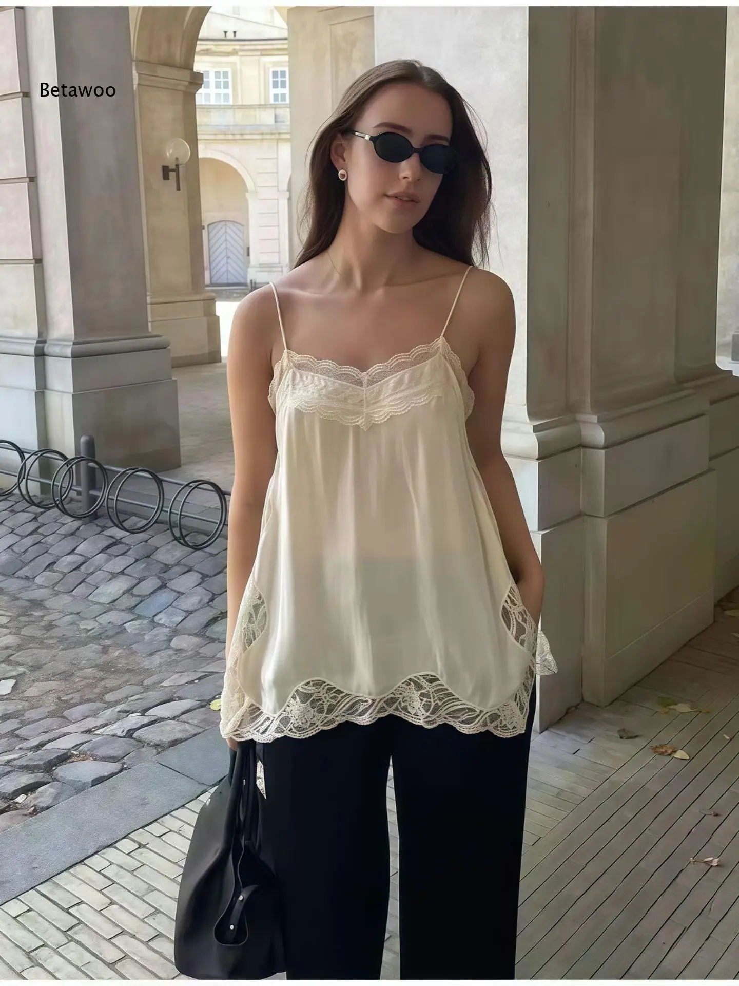 Women's Lace Trim Camisole Top with Adjustable Straps, Loose Fit Sleeveless Blouse for Summer Casual Wear and Layering