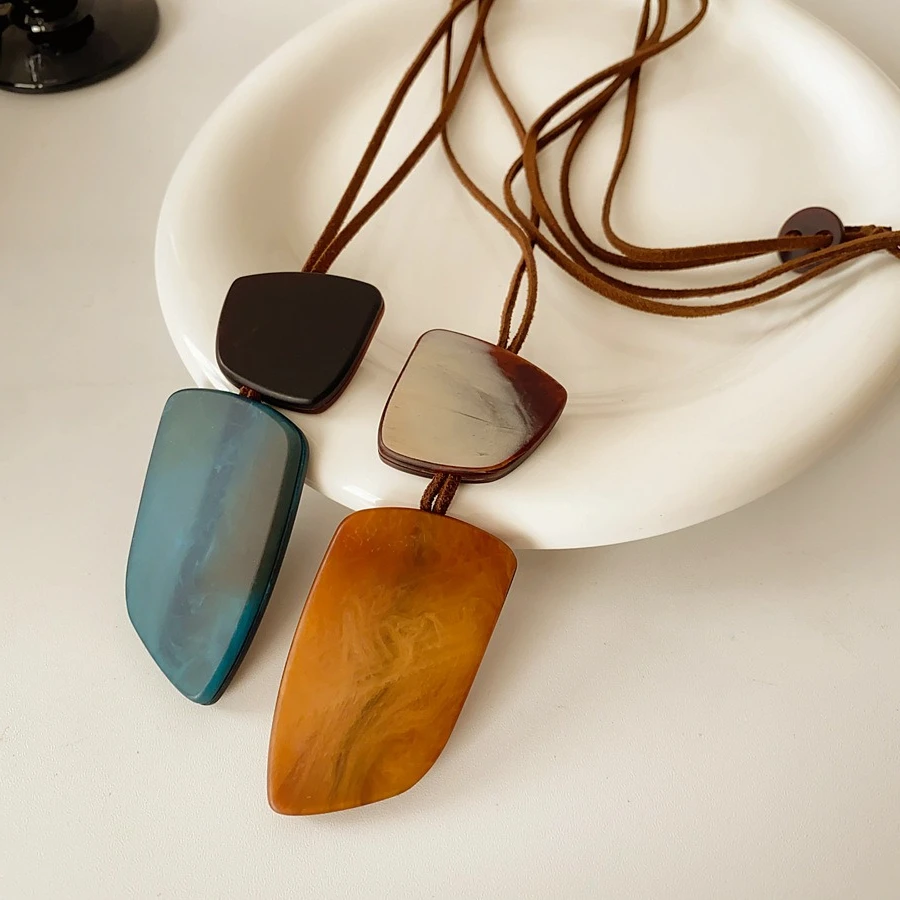 Irregular Square Acrylic Pendant Necklace Retro Ethnic Style Rhombus Sweater Chain Fashion Woman Anniversary Accessories N1