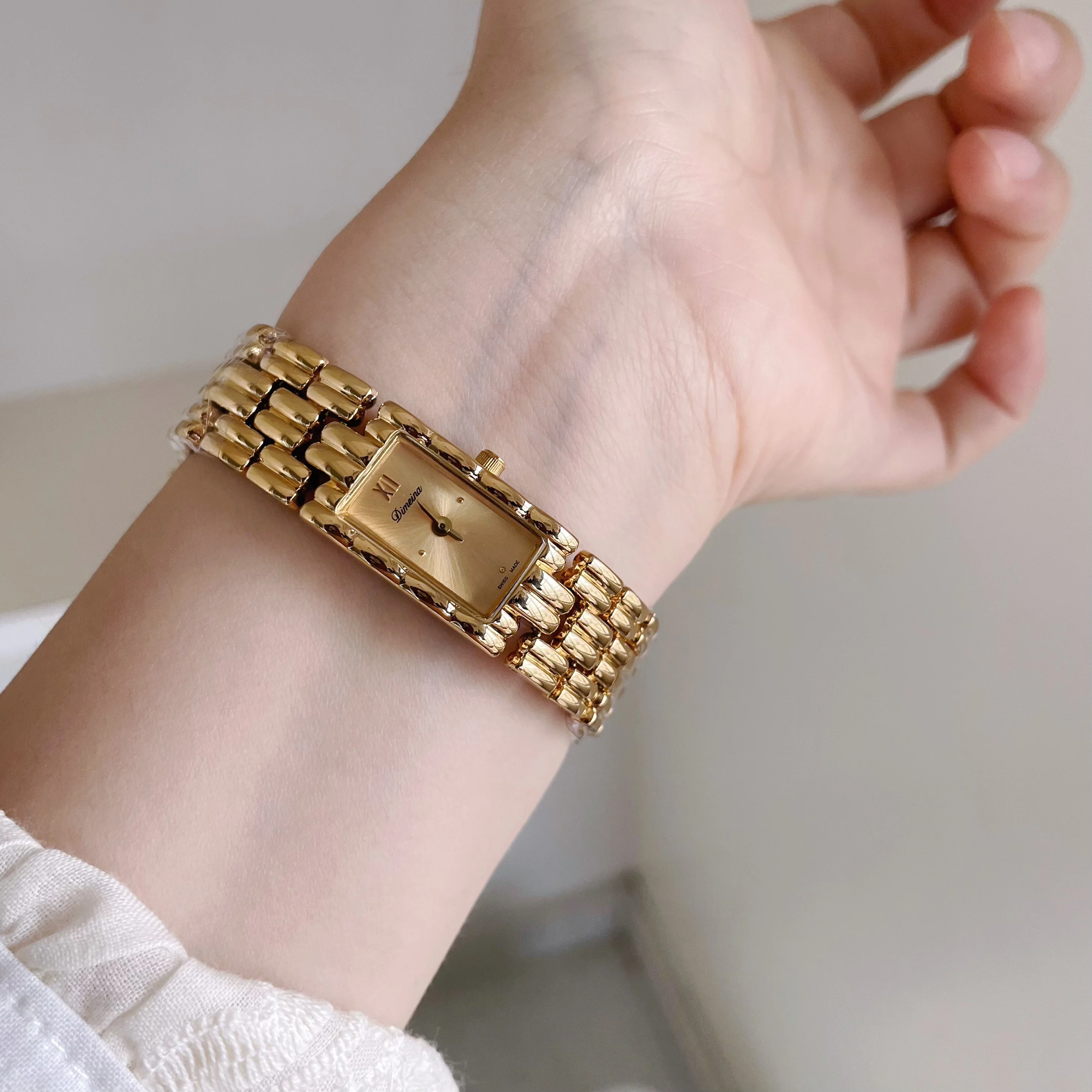 

Luxury and elegant small gold watch, simple square watch for women, high-end women's watch, 2025 new style, women's gift.