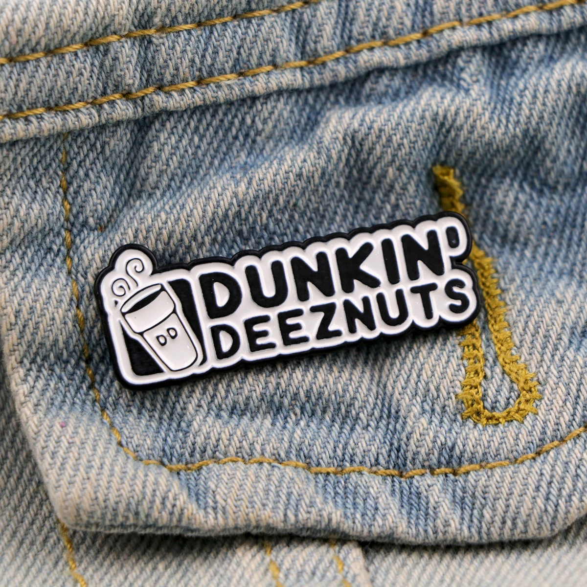 Alfileres esmaltados Dunkin Deez Nuts, broche con citas de café de Metal, mochila, sombrero, bolso, Collar, insignias de solapa, colección de joyería de moda, regalo