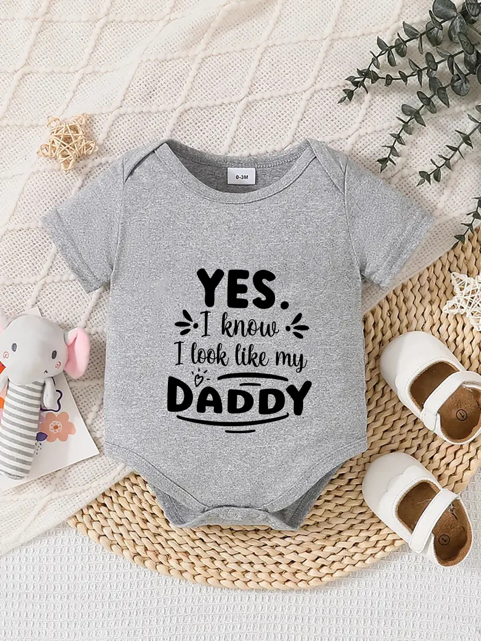 Baby short-sleeved triangle bodysuit, fun letter print, button design, easy to care for, suitable for new parents.