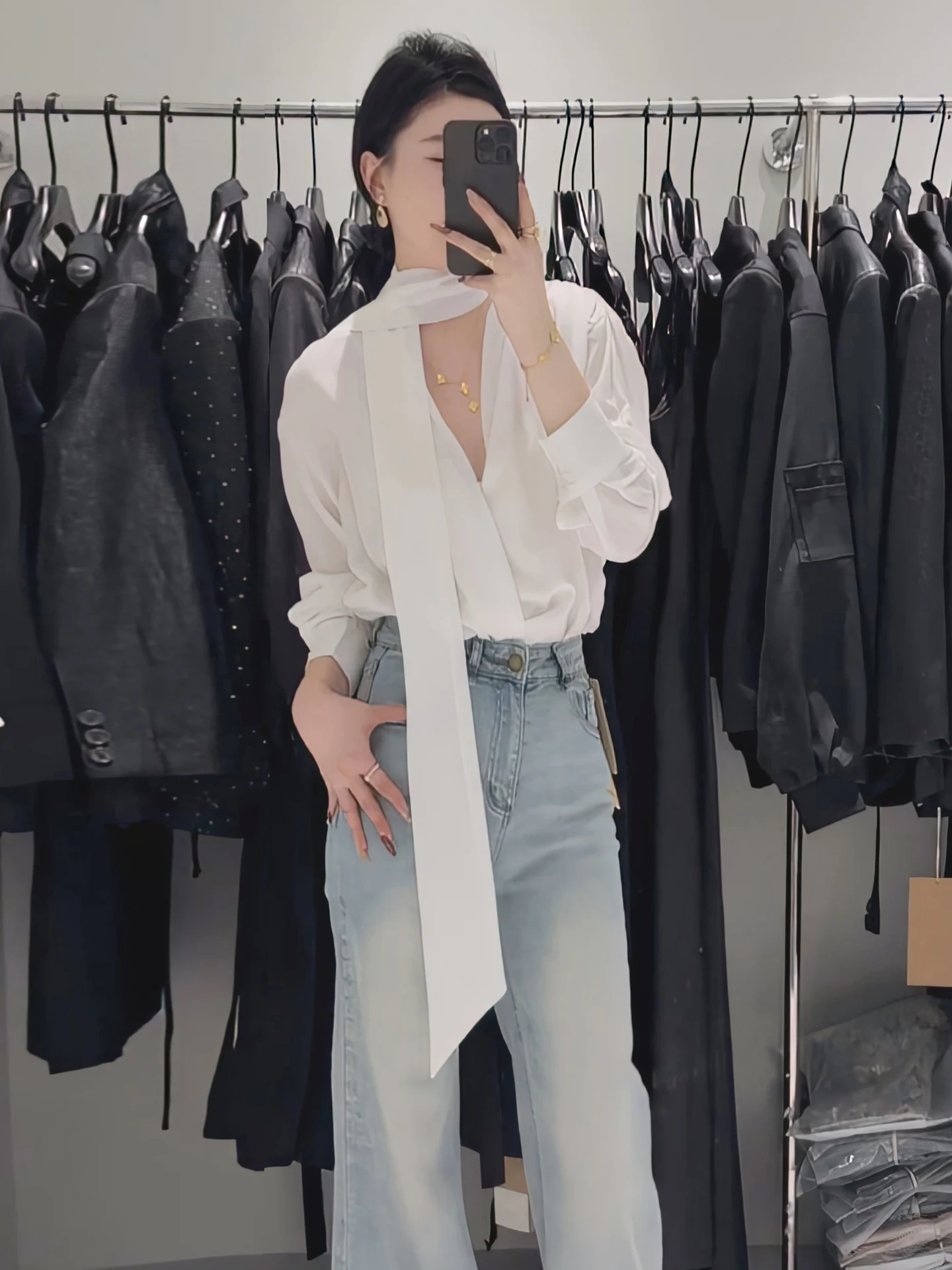 

Ele White Off-oulder Draped irt for Women mat Design High-End Feel Autumn 2025 New Sle Skin-Friendly Breathable