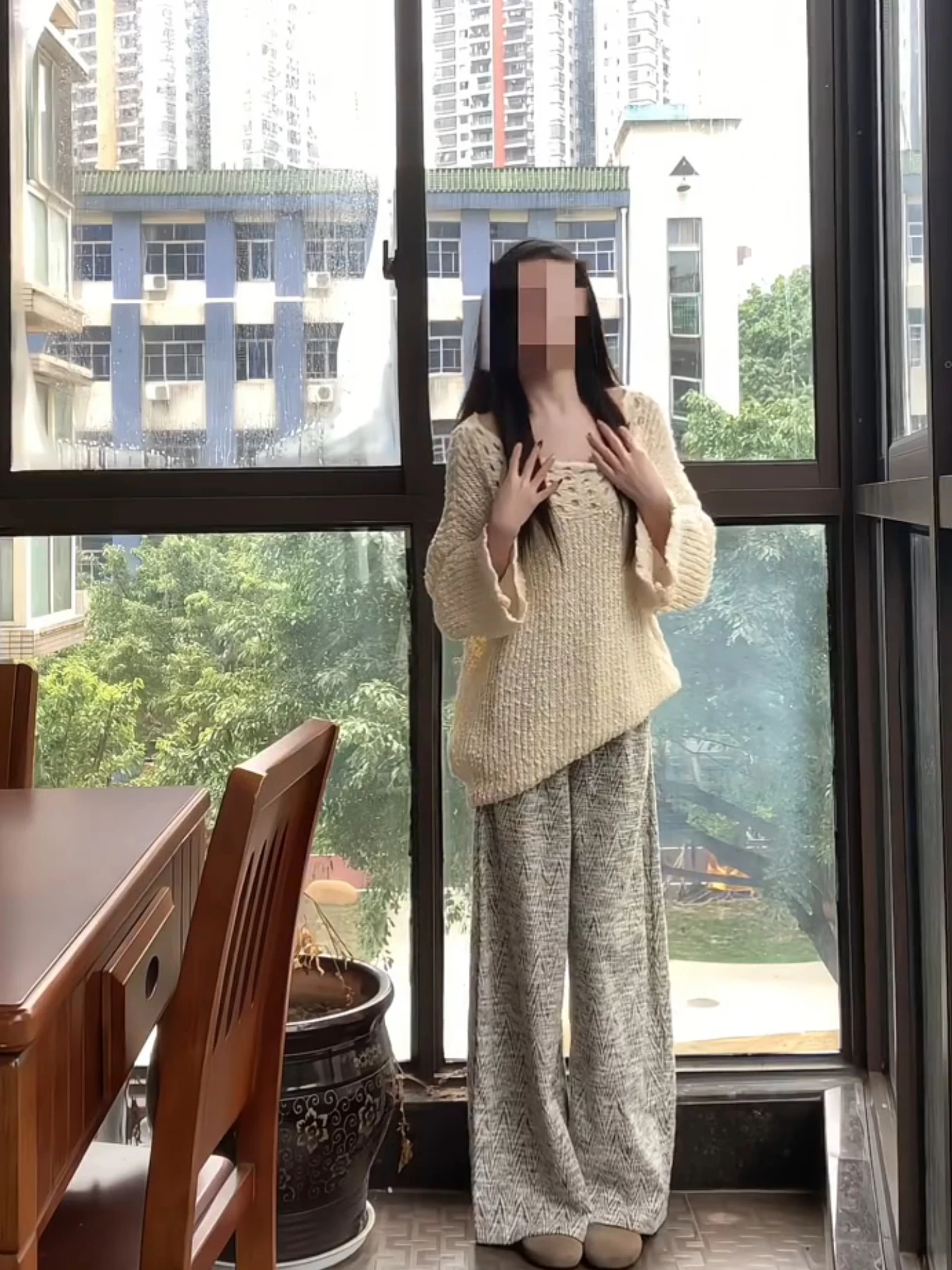 Damski luźny sweter z dzianiny, ażurowy, szydełkowany, miękki, przytulny, z fakturą w kropki, jesienno-zimowy, modny, casualowy, unikatowy, piękny top.