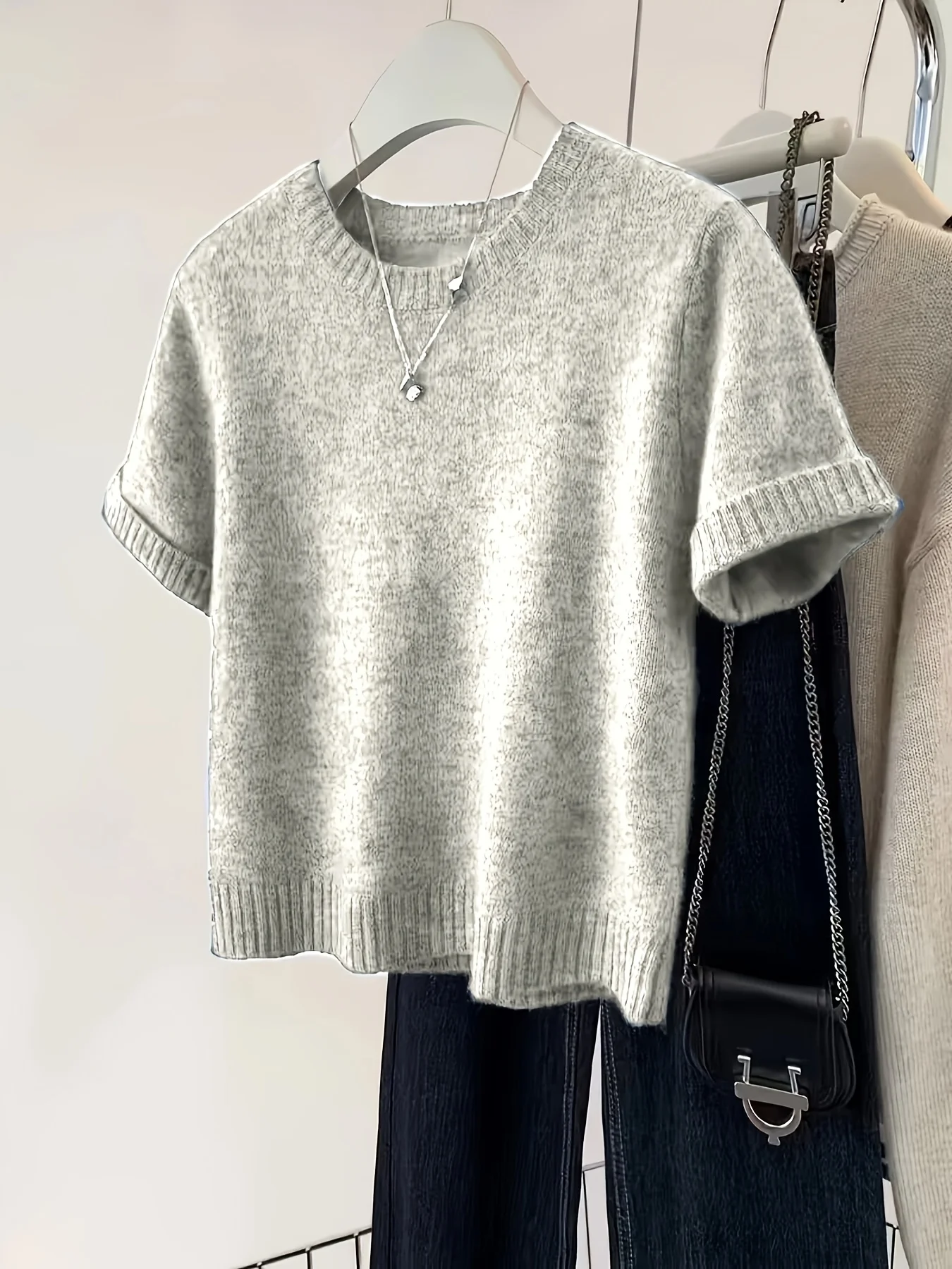 

Women's Light Gray Knitted Round-Neck Short-Sleeved Top, Casual and Simple, Spring and Summer Season (Excluding Decorations)