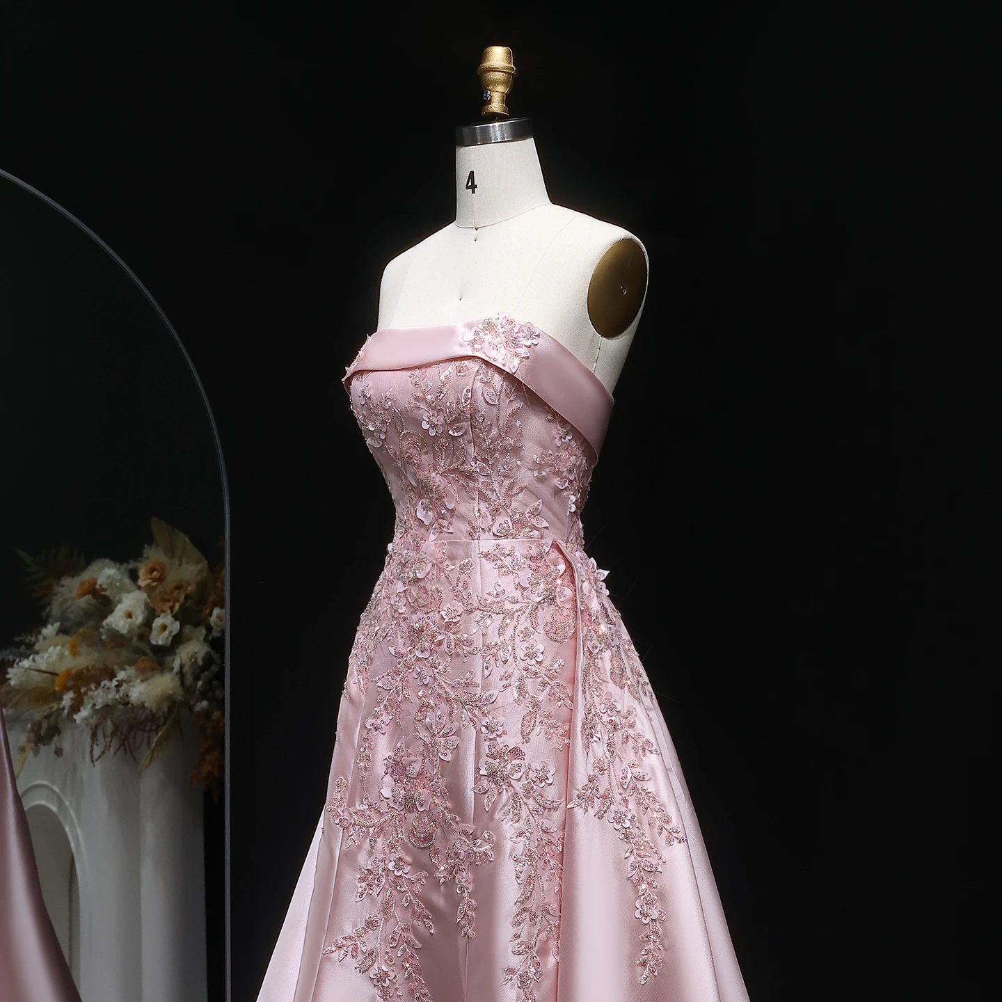 Sharon Said Plus Size Rosa Trägerloses Satin-Abendkleid mit Blumenapplikationen, Rückenfreies Ballkleid, Formelles Partykleid XD067 Maßanfertigung – Detail 10