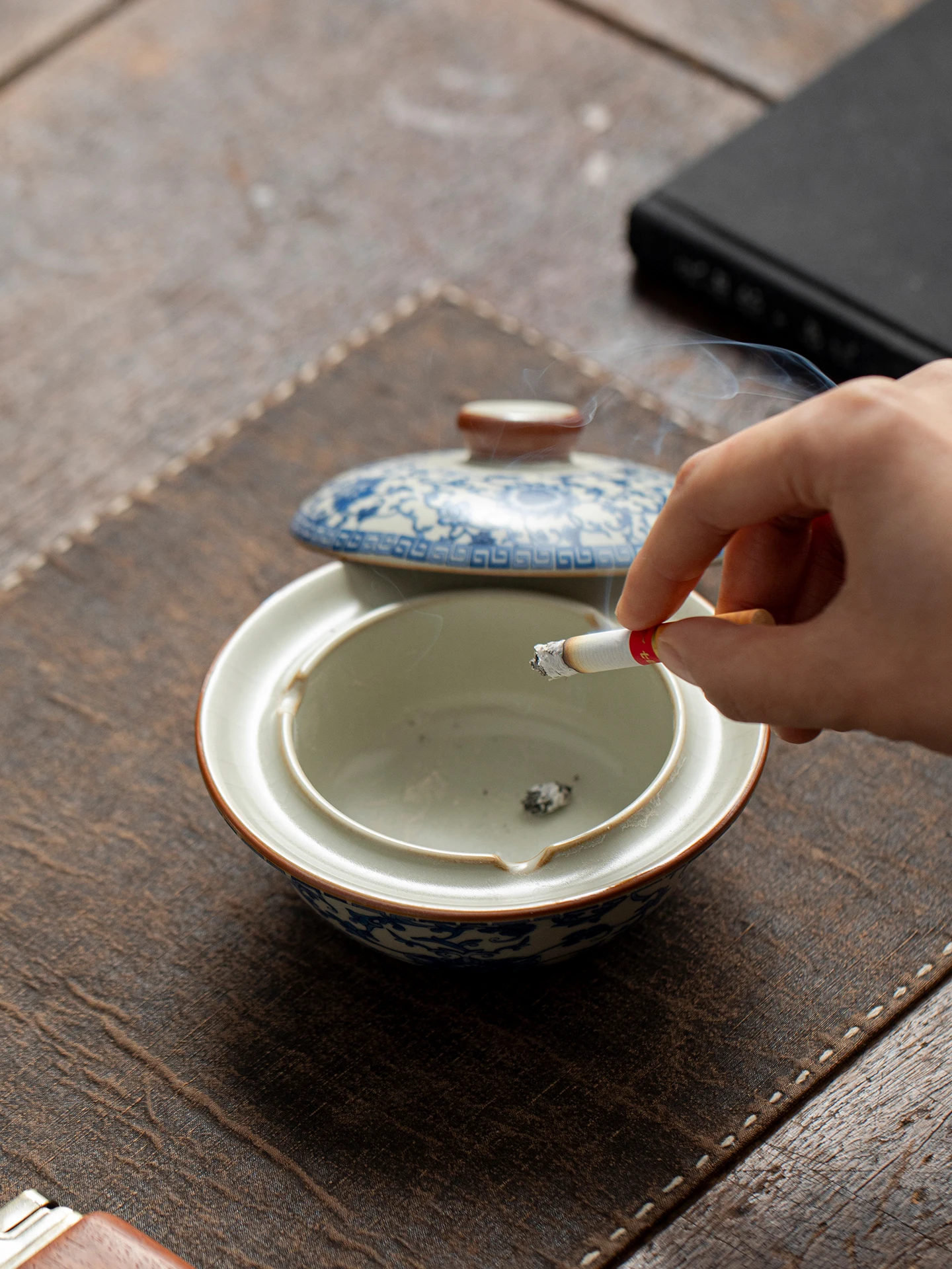 Ruyao Blue And White Lotus Leaf Ashtray with Lid for Living Room Office Anti-Dust High-End New 2026 Creative Ceramic Ashtray view 2