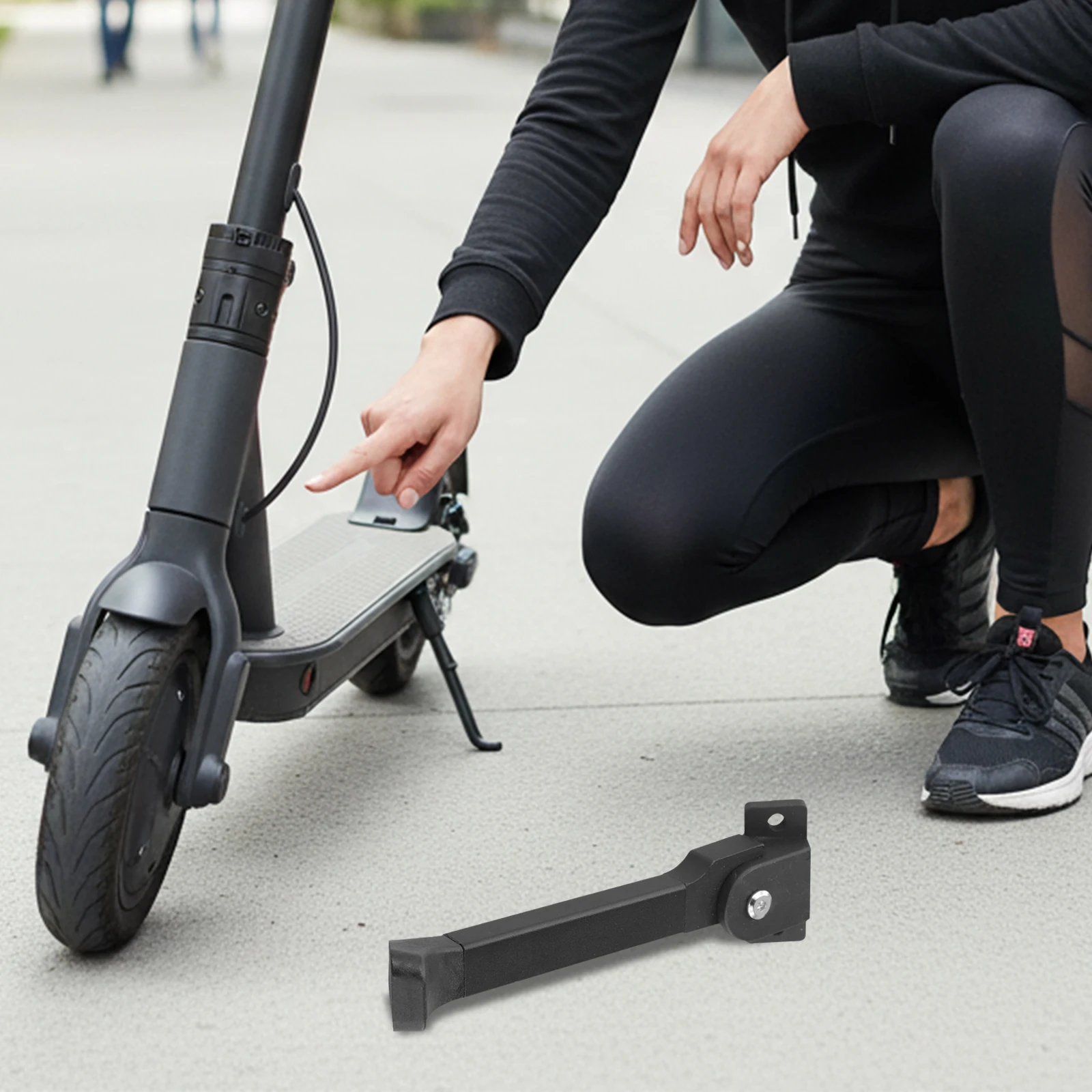 

Черная подставка для электрического скутера. Парковочная подставка для электрического скутера. Парковочная подставка. Подставка для скутера. Стабильная конструкция. Ушколенная подставка.