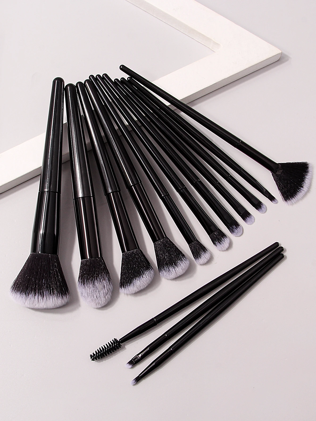 14PCS Professional makeup brush set: foundation brush,concealer brush,eyeshadow brush,blush brush,conture brush,mascara brush