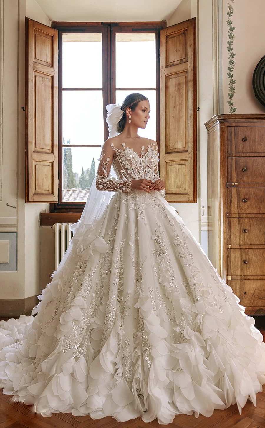 Designer A Line Wedding Dress For Women Sheer Neck Long Sleeves Bridal Gown Sequins Appliques Sweep Train Dresses Custom Made