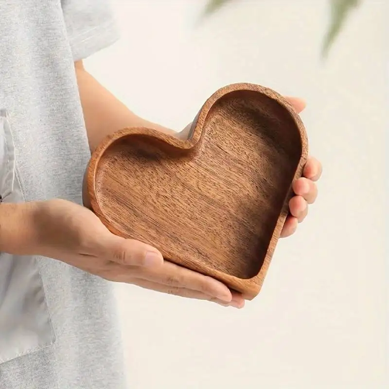 Classic Romantic Heart-Shaped Solid Wood Tray for Living Room and Dining Room Tabletop Storage, Holiday Table Service Supplies, Decorative Ornaments