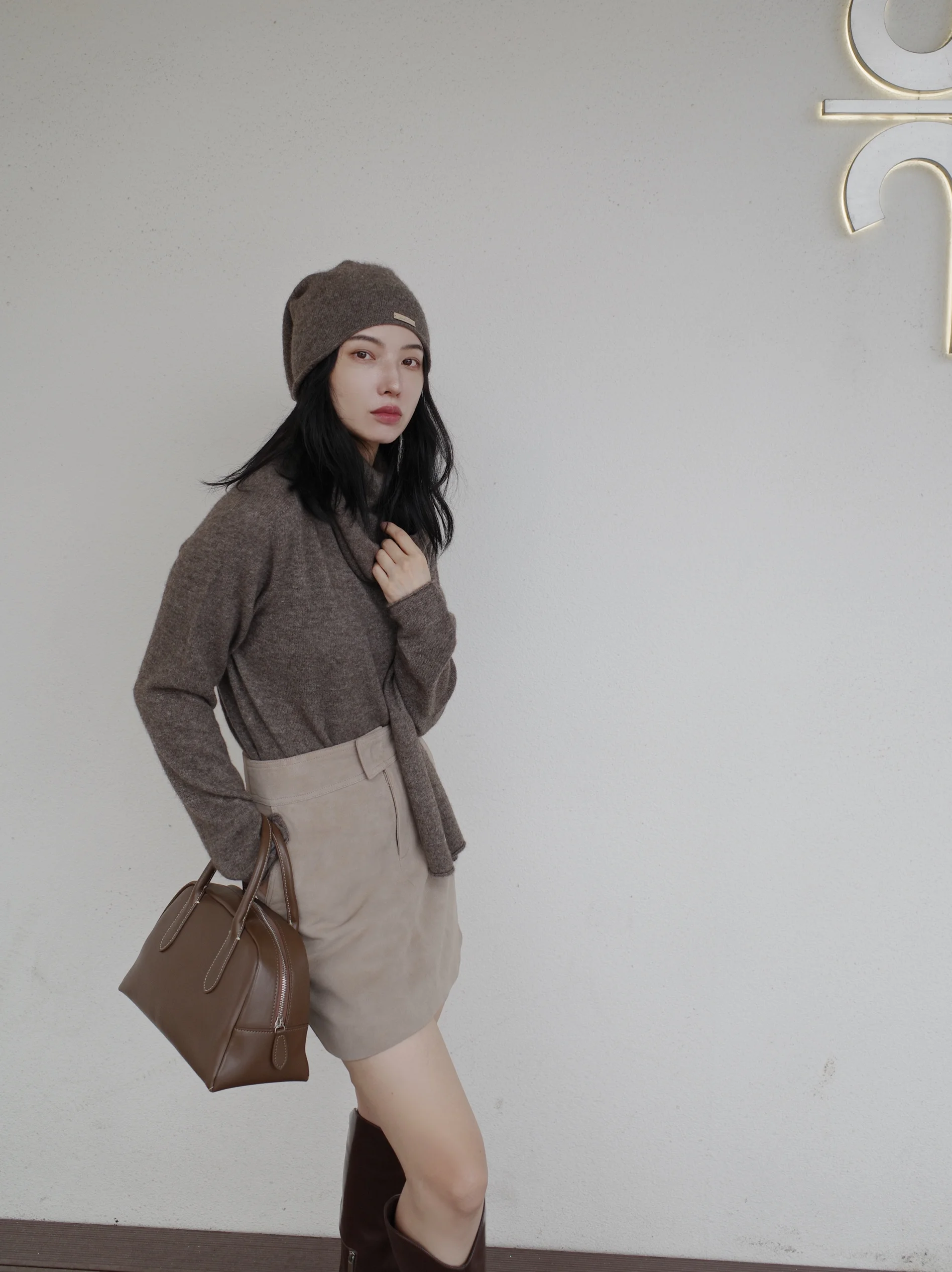 

Теплый пушистый вязаный комплект LadyChi: свитер, шарф, шапка и футболка. Мягкий, уютный, с длинными рукавами, круглым вырезом, осенний модный комплект.