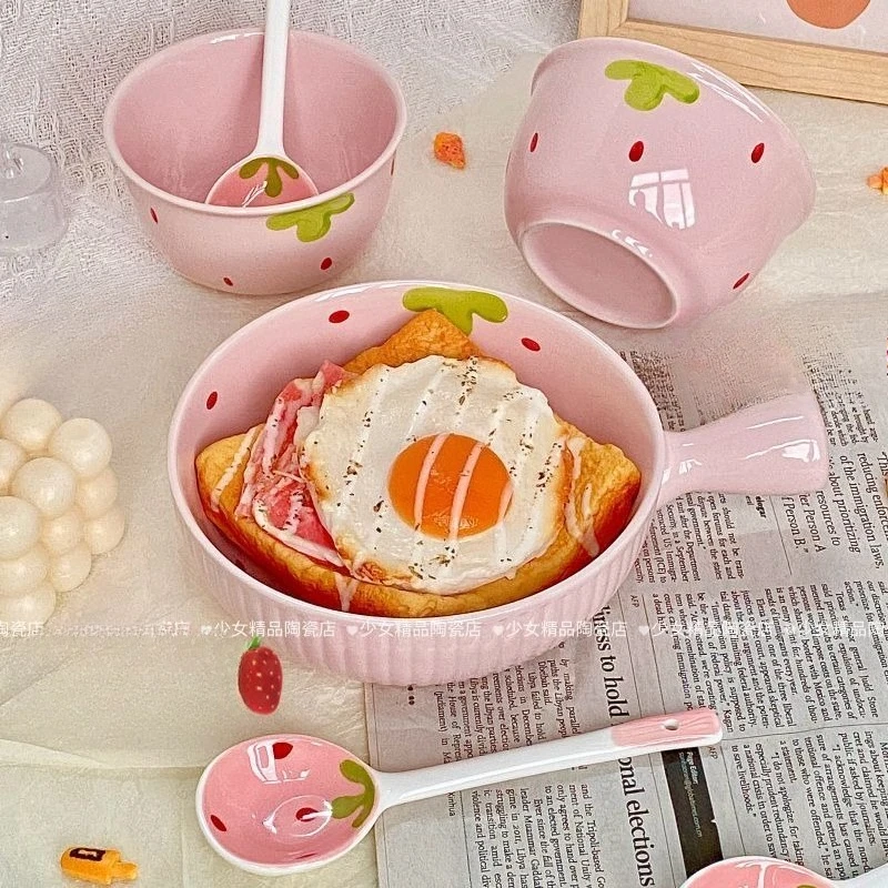 فتاة لطيفة ذات مظهر عالٍ، فراولة، أوعية سيراميك، مقبض منزلي، وعاء أرز، نودلز فورية، أدوات مائدة