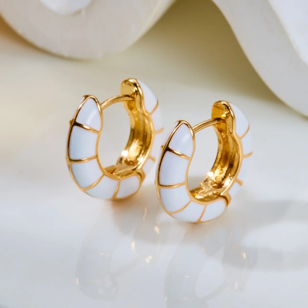 Minimalistische bunte Emaille-Streifen-Ohrstecker für Damen und Herren, trendige geometrische runde Creolen, Alltags- und Partyschmuck – Detail 38