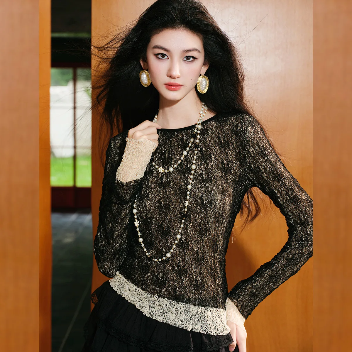 LOUIS YAO جديد الدانتيل متابعة الأزهار المرأة تي شيرت 2025 الخريف بلوزات أنيقة الجولة الرقبة بسط قليلا طويلة الأكمام تيز جديد