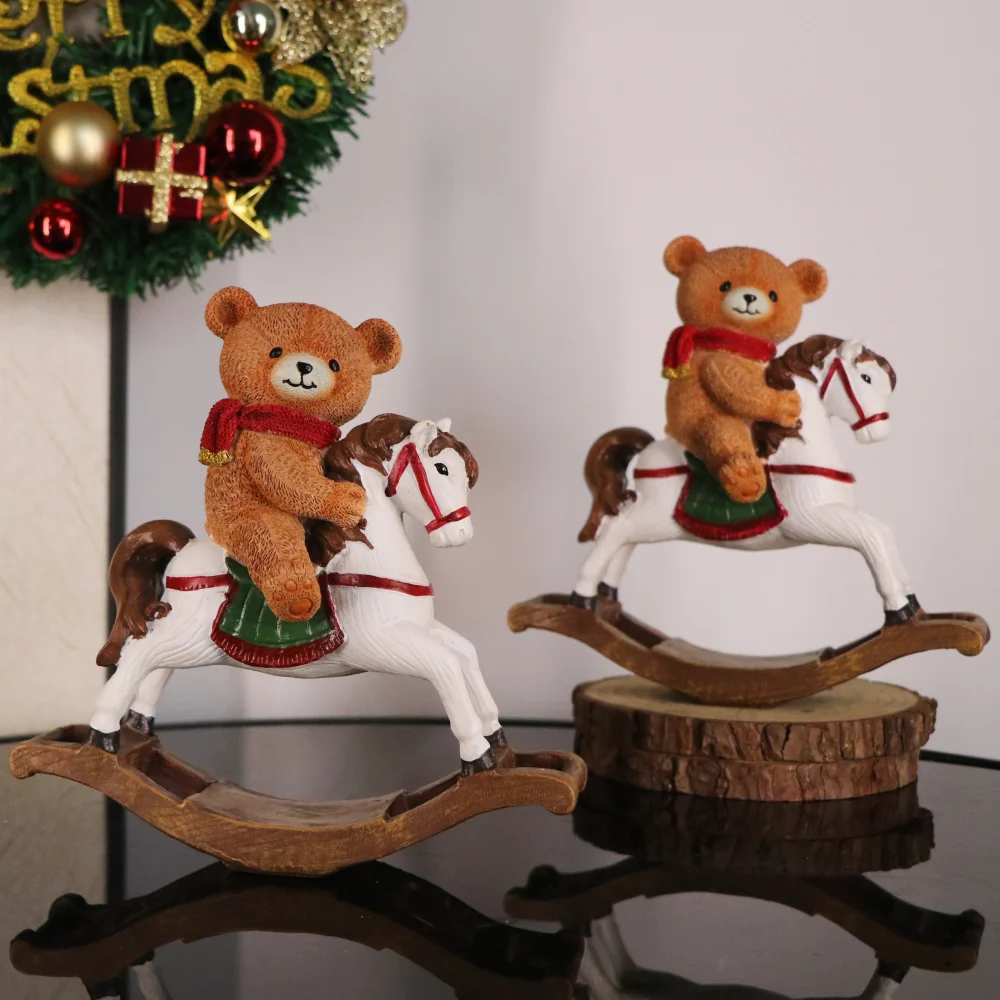 Niedliche Bärenfigur auf Schaukelpferd für Weihnachtsdekoration, Schaukelpferd-Skulptur aus Kunstharz, Ornamente für Zuhause, Feiertage und Partys – Detail 1