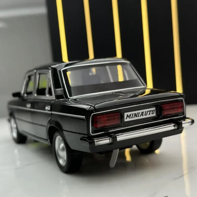 Simulazione 1:24 LADA Modello di auto d'epoca Pressofusione Giocattoli in metallo Veicoli Suono e luce Bambini Ragazzi Regalo Voiture in miniatura