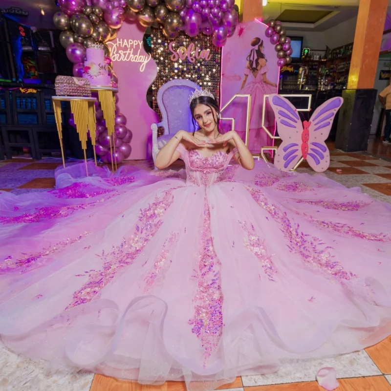 

Розовое платье для квинсеаньеры с открытыми плечами, блестящими кристаллами, 3D цветочными аппликациями и длинным шлейфом, платье для 15-летия. ﻿ Индивидуальный заказ