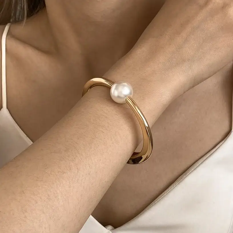 

Elegant Imitation Pearl Round Spring Bangle for Women Trendy Smooth Metal Golden Open Bangle Cuff Bracelet Hand Jewelry Gift New