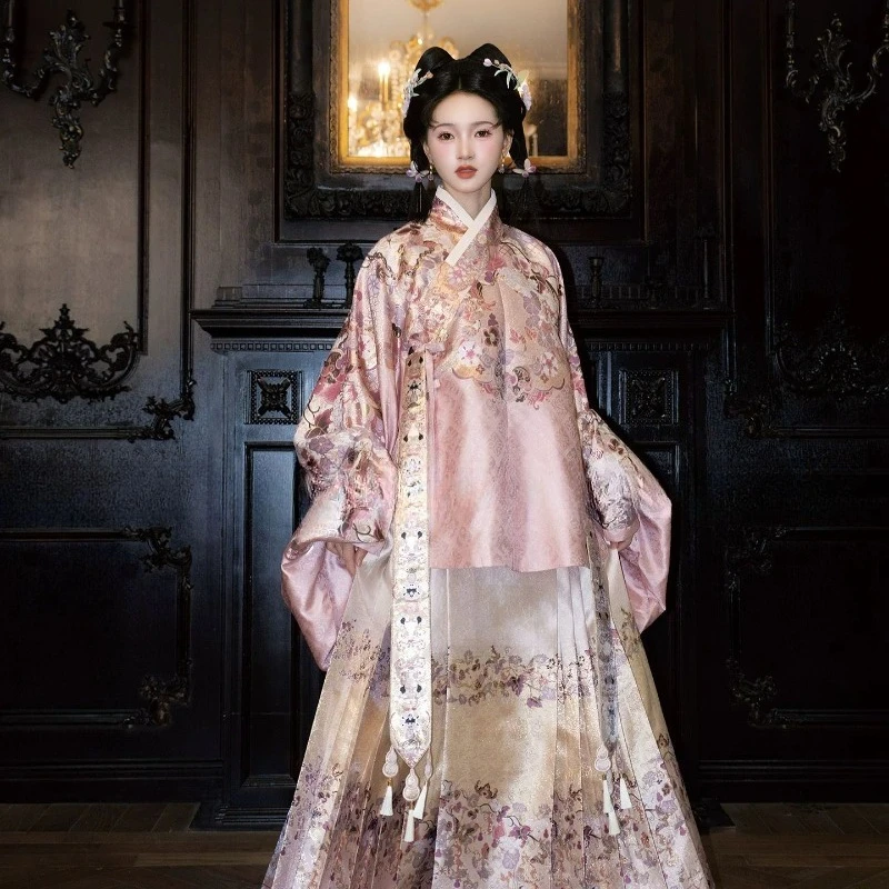 The Popular Autumn and Winter Hanfu Ming Dynasty's Noble Ladies Featuring Ming-style Makeup Round Collars Horse Faces Woven Gold