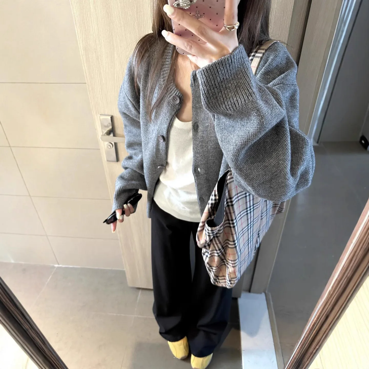 سترة محبوكة 2025 خريفية نسائية فضفاضة وكسول ملابس خارجية غير رسمية متعددة الاستخدامات للشتاء