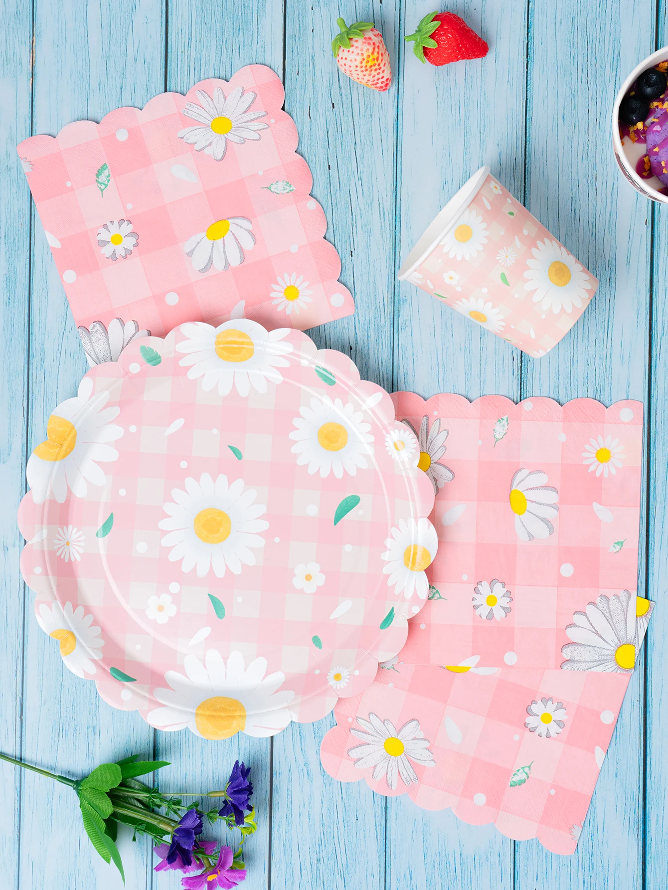 50Pcs Pink Checkered Daisy Patterned Disposable Plates Convenient and Elegant Kitchen Tableware No Washing Required