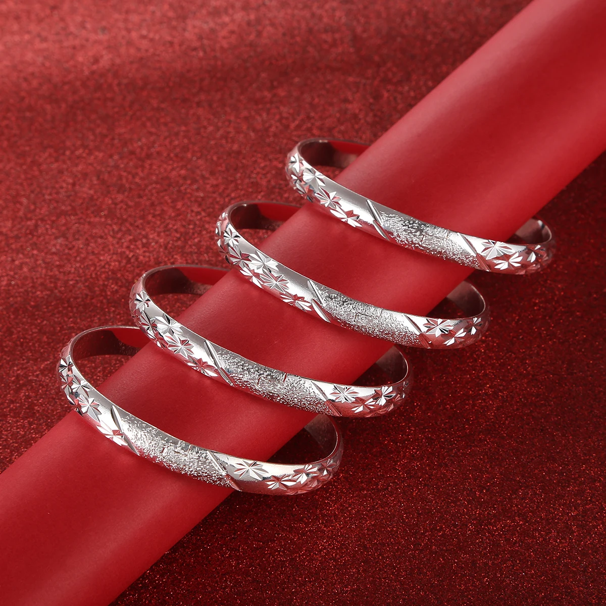 

Серебряный браслет с узором в виде снежинок, простой браслет с геометрической текстурой для женщин, набор из 4 предметов, которые можно носить в несколько слоев, для повседневного ношения.