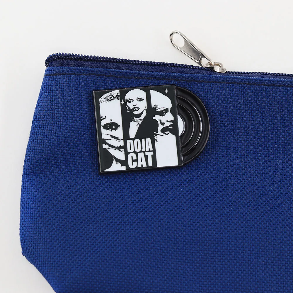 Doja Cat Vintage Vinyl Emaille-Anstecker, Pop-Sänger-Brosche, Musik-Fan-Abzeichen für Rucksäcke und Kleidung, stilvolles Schmuckstück, Geschenk für Fans. – Detail 10
