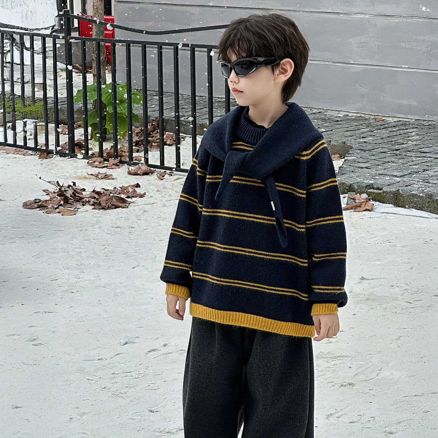 

Детская одежда, модный повседневный универсальный свитер, осень-зима 2024, новый теплый вязаный свитер с шалью в корейском стиле для мальчиков в полоску