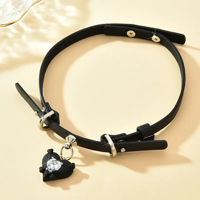 2025Cuello en forma de corazón, correa para el cuello para mujer, colgante de corazón negro, remaches de cuero genuino, cadena para el cuello gargantilla, cuello para mujer