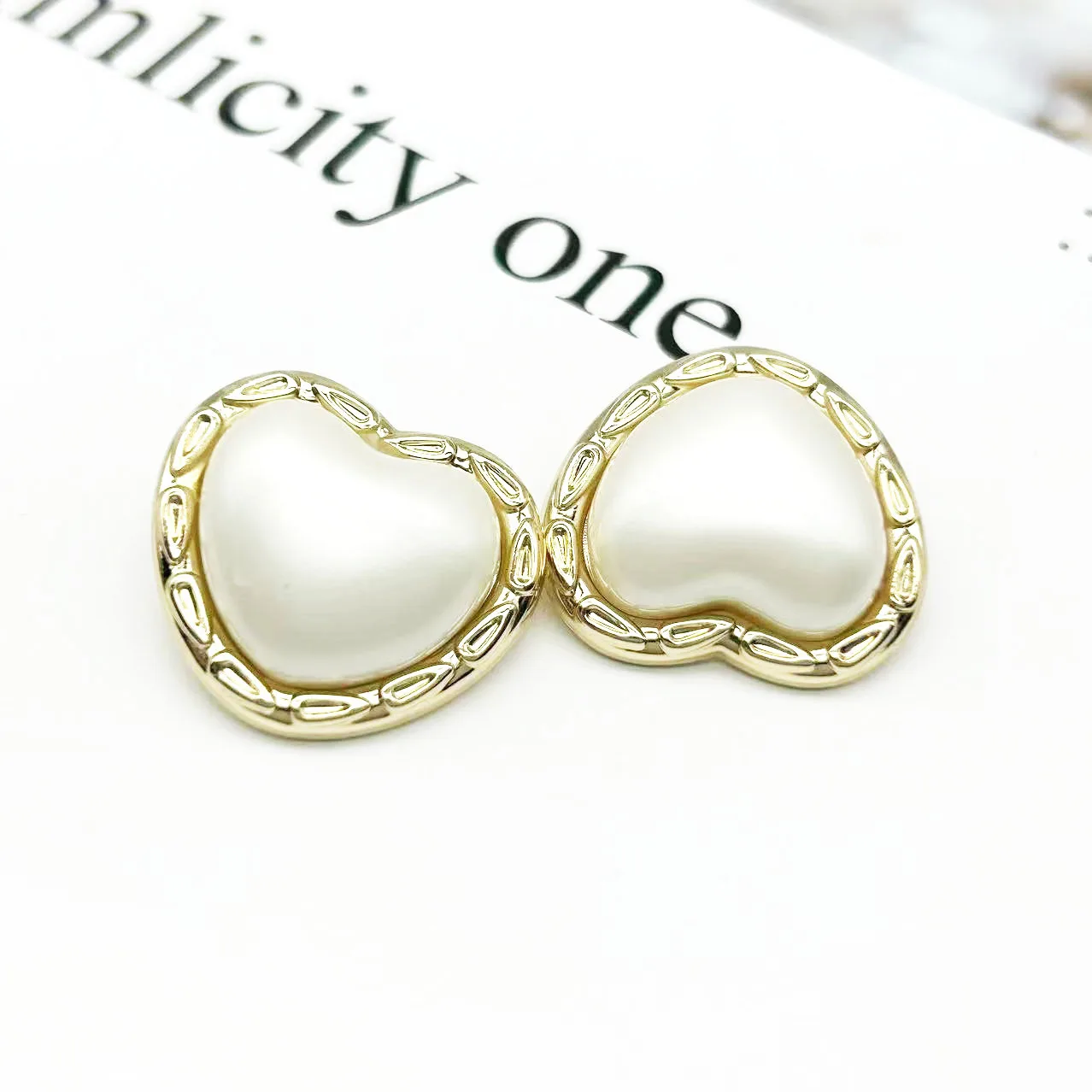 6PCS High-grade heart-shaped pearl buttons small fragrant wind jumper knitwear jacket decorative buttons DIY clothing decoration